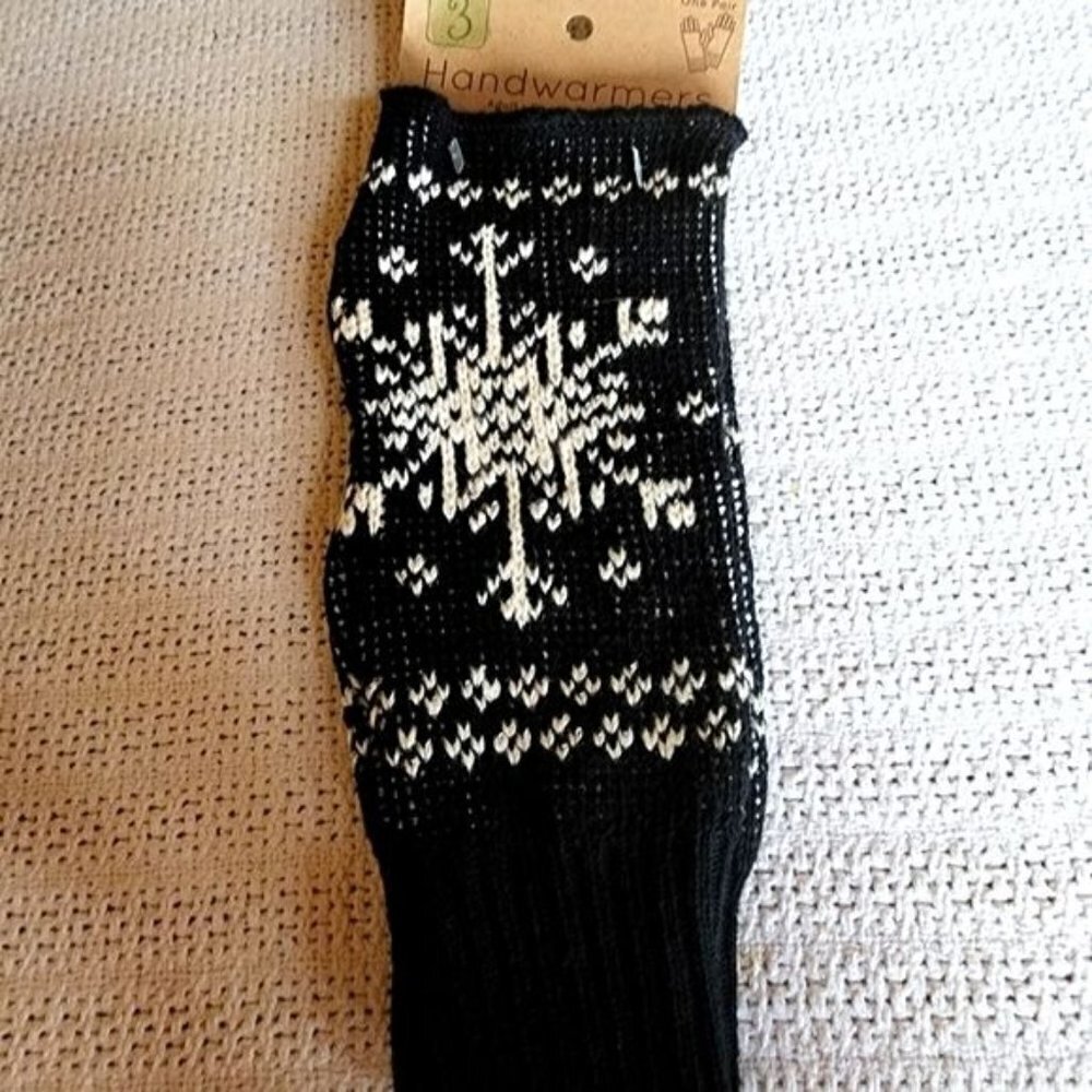 Green Black‎ Snowflake Pair of Handwarmers